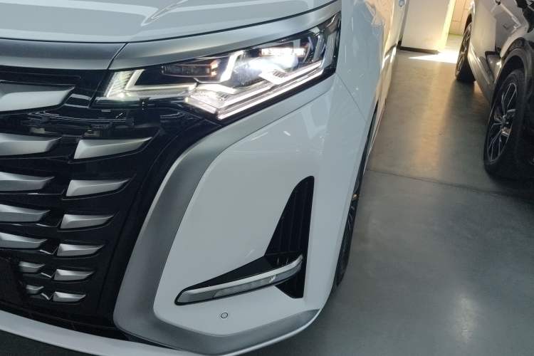 Used Denza D9 2022 DM-i 970 Four-Wheel Drive Prestige Model Left Front Headlight