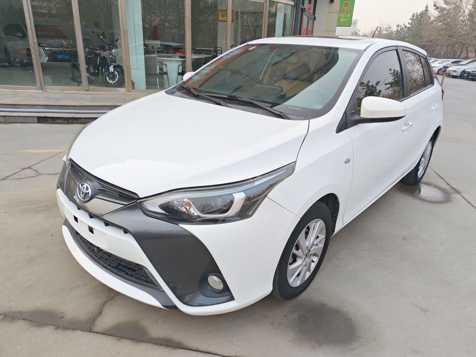 تحت مقدمة السيارة