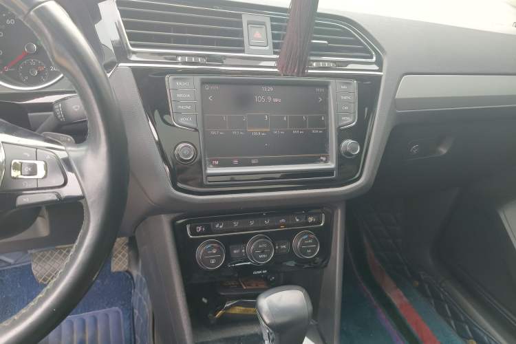 Used Volkswagen Tiguan L 2018 Facelift 330TSI Automatic Two-Wheel Drive Luxury Edition Audio And AC Panel