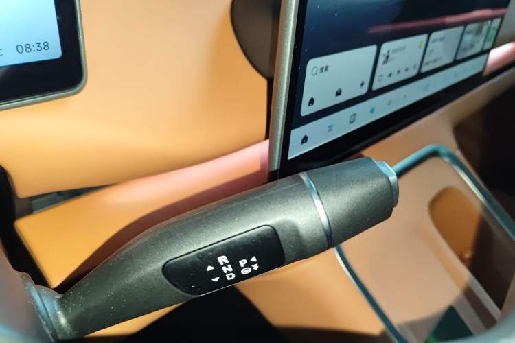 Used Leapmotor C16 2026 Extended-Range 280 LiDAR Zhizun Edition 6 Seats Gear Lever