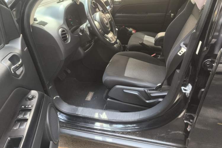 Used Jeep Compass 2012 2.4L four-wheel-drive sport version
