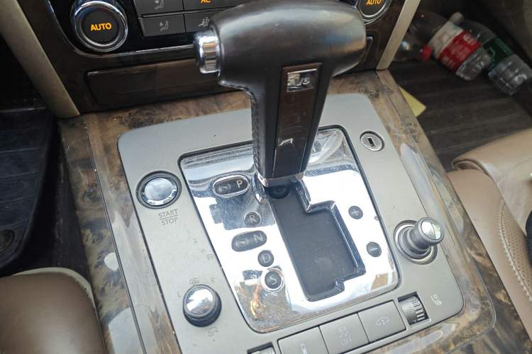 Used Volkswagen Phaeton 2011 3.6L V6 5-Seater Extended-Length Individual Edition Gear Lever