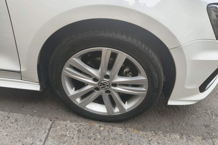 Used Volkswagen Sagitar 2018 280TSI DSG Ignite Edition Right Front Wheel Hub
