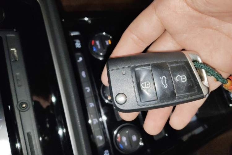 Used Volkswagen Touran 2016 Volkswagen Touran L 280TSI DSG Luxury Edition Vehicle Key