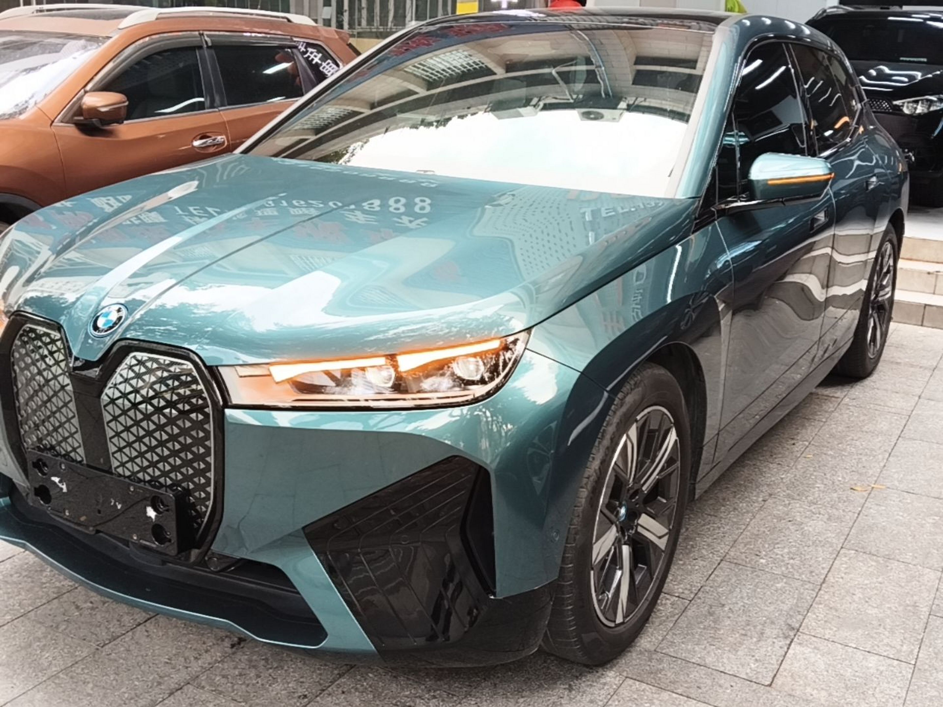 Под передней частью автомобиля