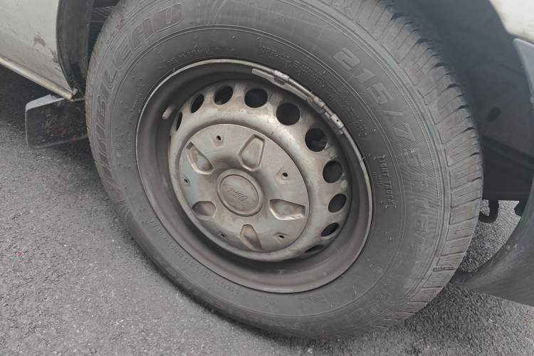 Used Ford Transit 2020 2.0T Diesel Multi-Function Commercial Vehicle Mid-Chassis Low-Roof Design with Dual Rear Doors Meeting China VI Emission Standards