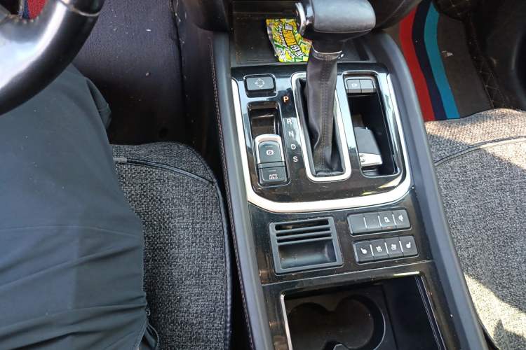 Used GAC Trumpchi GS8 2017 320T Two-Wheel Drive Luxury Smart Connectivity Version (7 Seats) Gear Lever