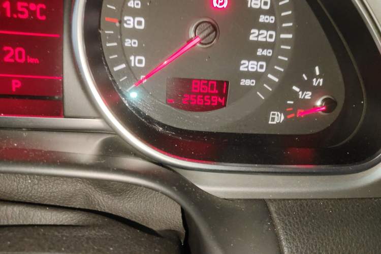 Used Audi Q7 2011 3.0 TFSI Technology (200kW) Odometer Close Up