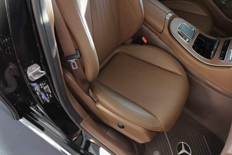 Used Mercedes-Benz E-Class 2023 Updated E 300 L Fashion Edition Right Front Seat