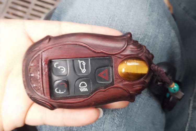 Used Land Rover Discovery 2015 3.0 SDV6 HSE Diesel Version Vehicle Key