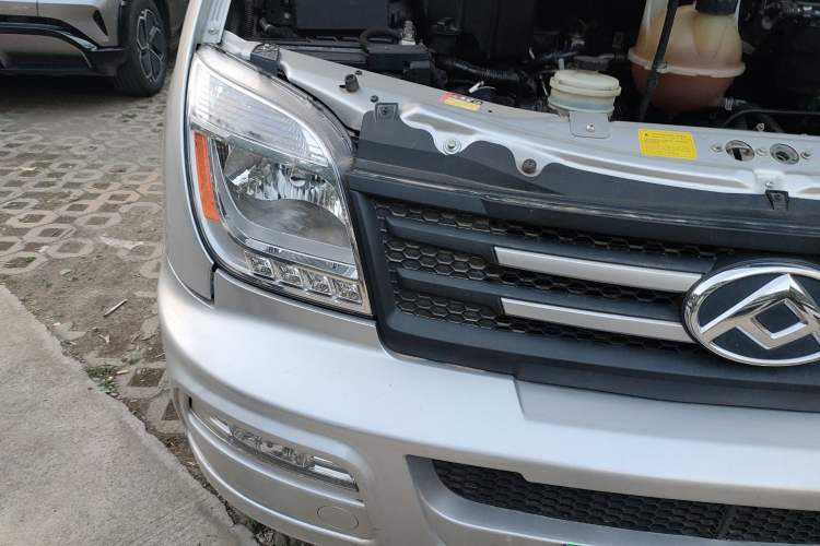 Used SAIC MAXUS Xintu V80 2021 2.0T Manual Classic Aoyuntong Short Wheelbase Mid-Roof 5/6-Seater
