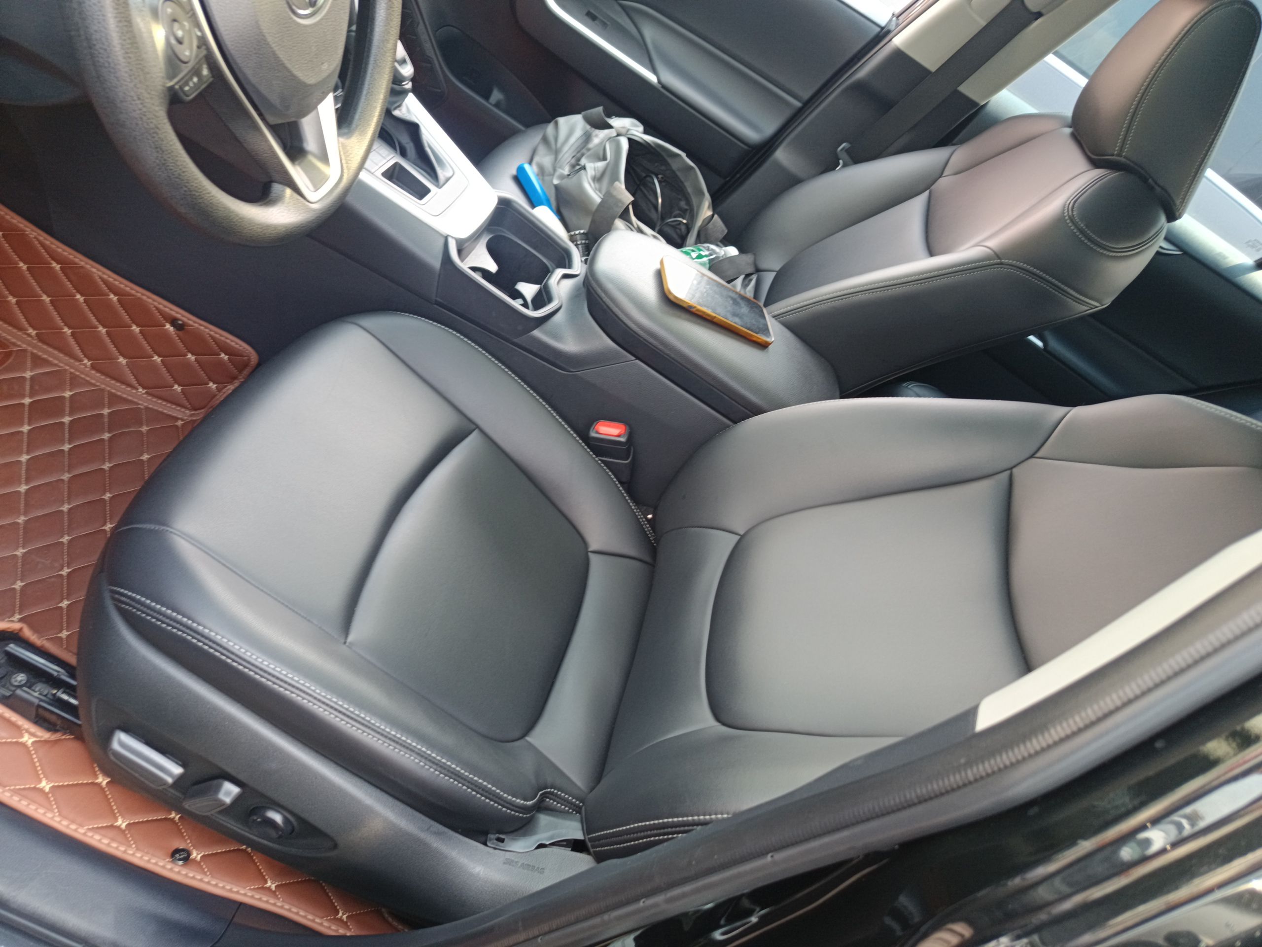 المقاعد الأمامية داخل السيارة