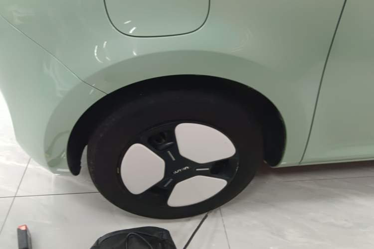 Used CHANGAN NEVO Lumin 2022 155 km – Refreshingly Sweet Edition Left Front Wheel Hub