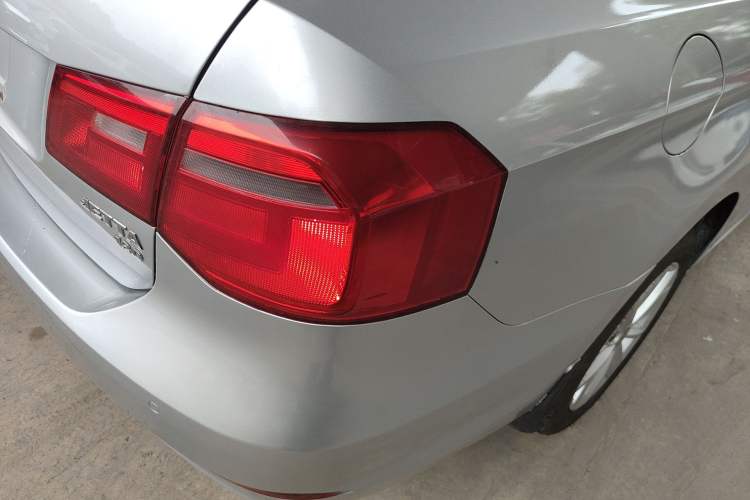 Used Volkswagen Jetta 2015 Value Edition 1.6L Automatic Comfort Version Right Rear Taillight