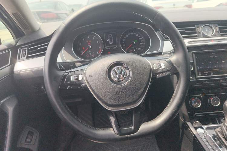 Used Volkswagen Magotan 2019 330TSI DSG Leading Model China VI Standard Steering Wheel