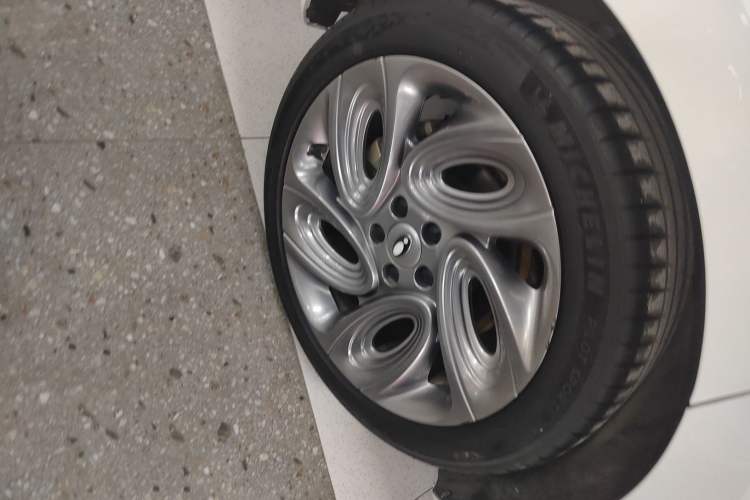 Used ORA Lightning Cat 2022 555 km Luxury Edition Right Rear Wheel Hub