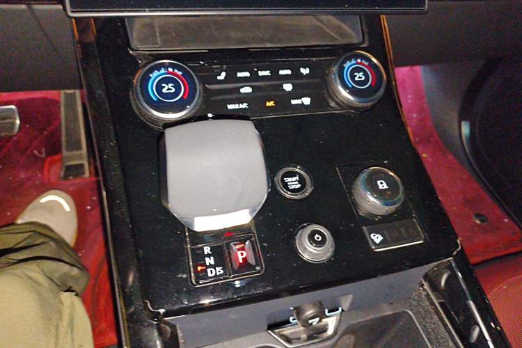 Used Land Rover Range Sport 2023 400PS Dynamic SE Gear Lever