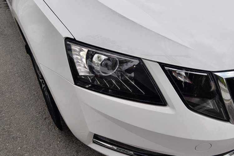 Used Skoda Octavia 2018 TSI230 DSG Luxury Edition Right Front Headlight