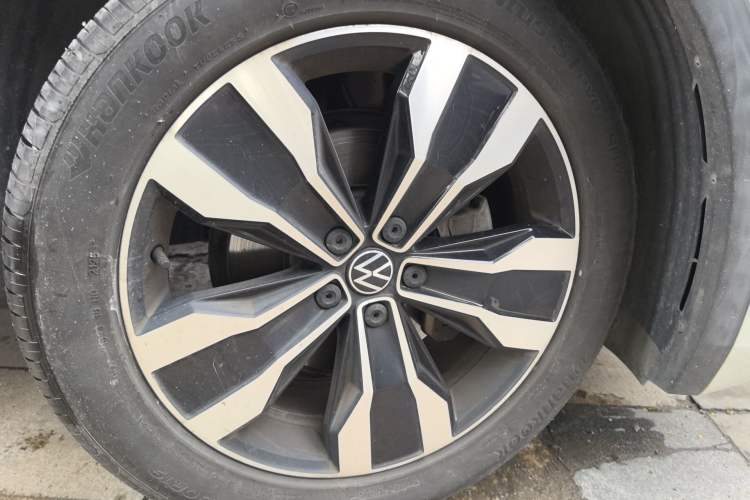 Used Volkswagen Tiguan L 2023 Restyled 330TSI Automatic Two-Wheel Drive R-Line Enhanced Comfort Version Right Front Wheel Hub