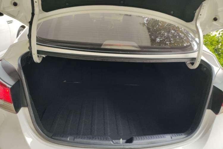 Used Hyundai Elantra (5th Generation / Langdong) 2012 1.6L Automatic Fashion Edition Trunk