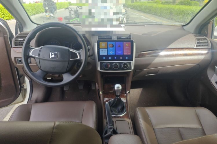 Used Zotye Z300 2016 New Vision 1.5L Manual Entry-Level Model with Sunroof Center Console