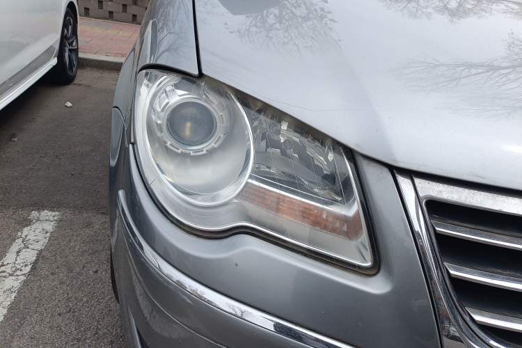 Used Volkswagen Touran 2008 1.8T ZhiZun Edition Automatic 5-Seater Right Front Headlight