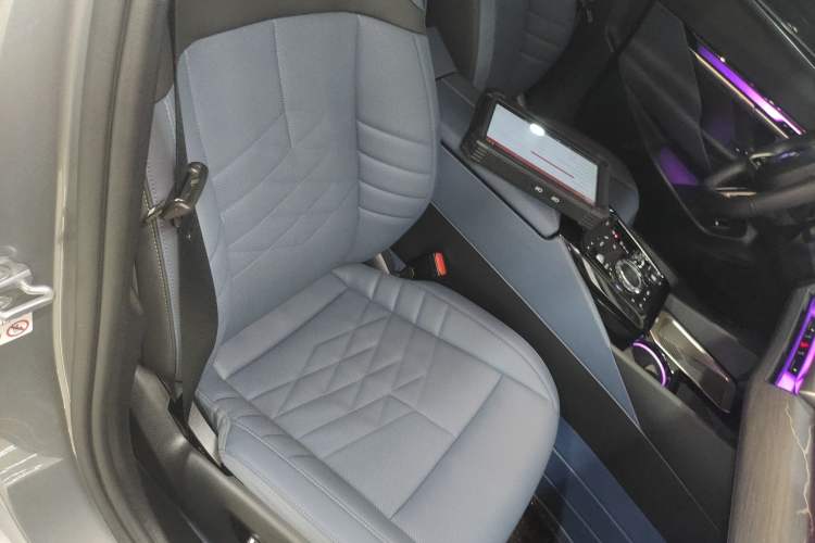 Used BMW 5 Series 2024 530Li Luxury Edition M Sport Package Right Front Seat