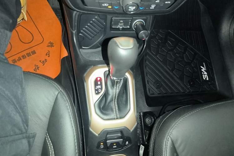 Used Jeep Renegade 2018 Connected Large Screen Version 180T Automatic Smart Version Gear Lever