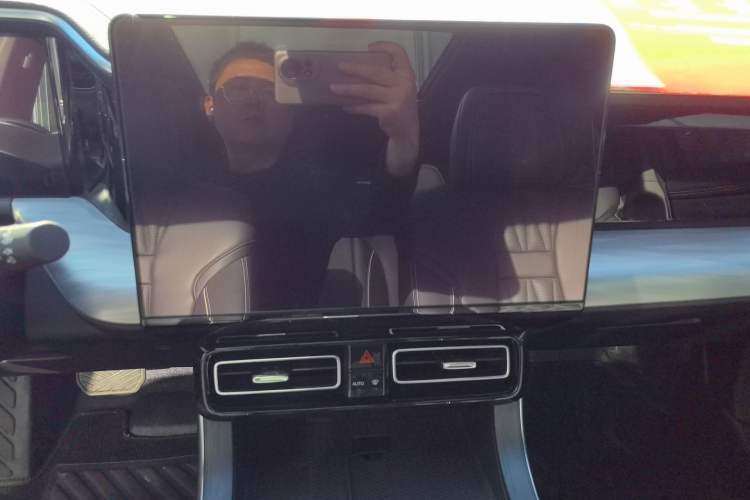 Used GAC Trumpchi GS8 2022 Linghang Series 2.0 TGDI Two-Wheel-Drive Luxury Smart Connectivity Version (7 Seats) Audio And AC Panel