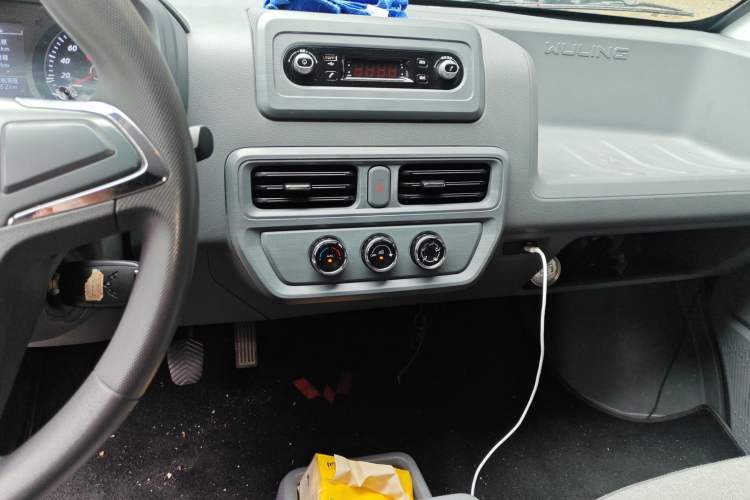 Used Wuling Yangguang 2024 300KM Comfort Version Passenger Van 75kW
