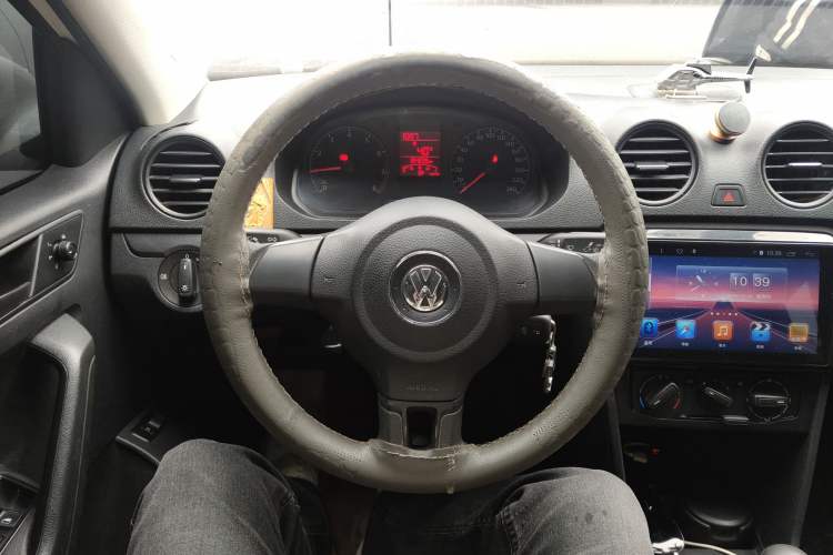 Used Volkswagen Jetta 2015 Zhuihui Edition 1.4L Manual Fashion Model Steering Wheel