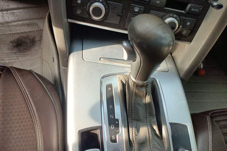 Used Audi A6L 2011 2.0 TFSI Automatic Standard Edition Gear Lever