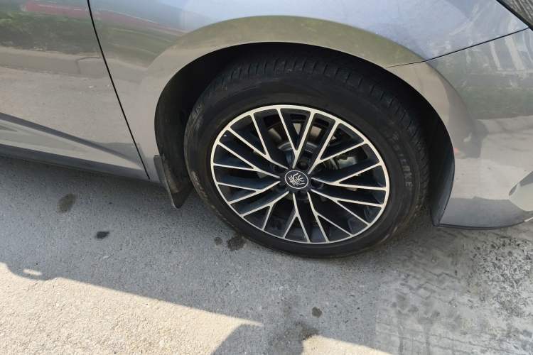Used BYD Qin L 2024 DM-i 120KM Excellence Model Right Front Wheel Hub