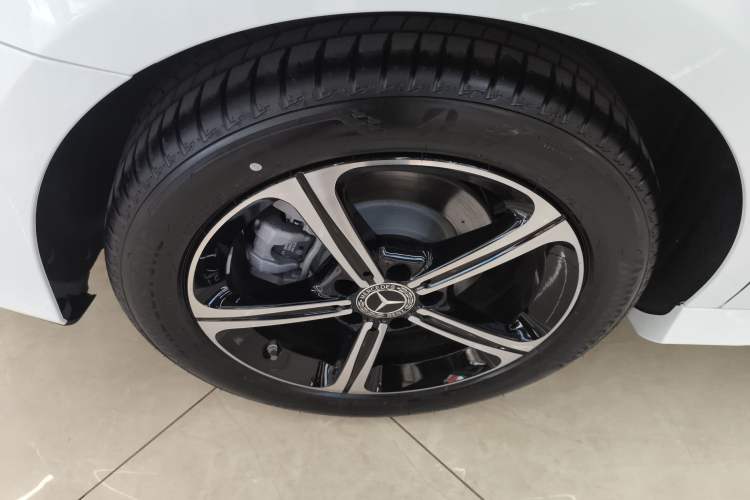 Used Mercedes-Benz A-Class 2025 A 200 L Fashion Model Right Rear Wheel Hub