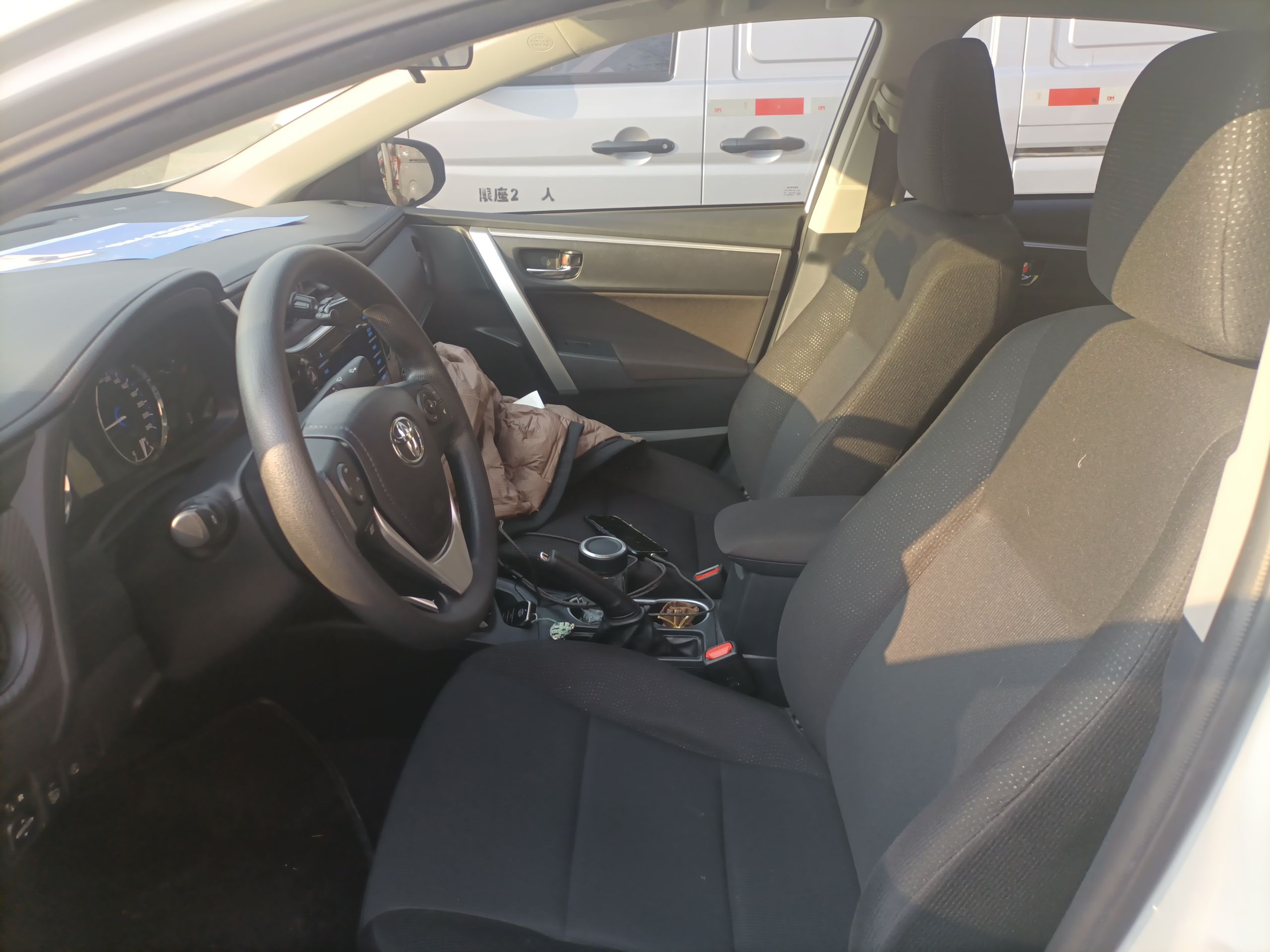 Переднее сиденье в автомобиле