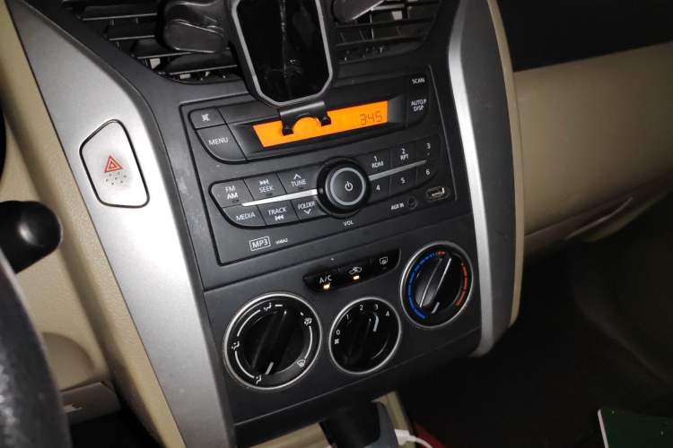 Used Venucia R50 2013 1.6L Manual Fashion Edition Audio And AC Panel