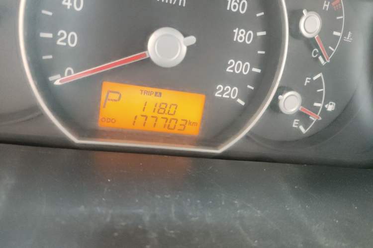 Used Kia Carens 2011 2.0L 7-Seater Automatic Standard Edition Odometer Close Up