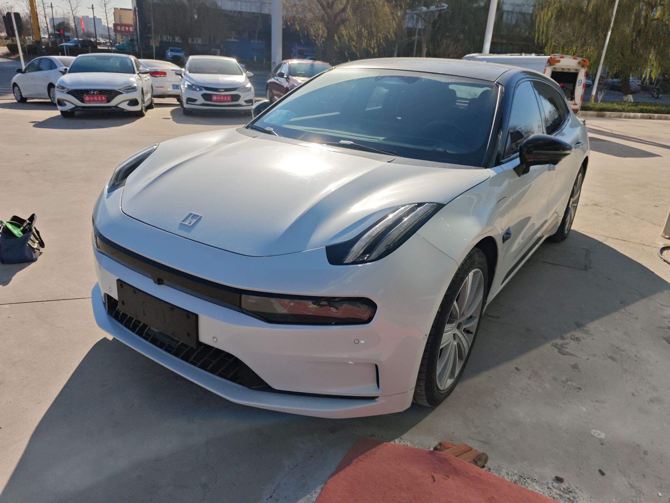 تحت مقدمة السيارة