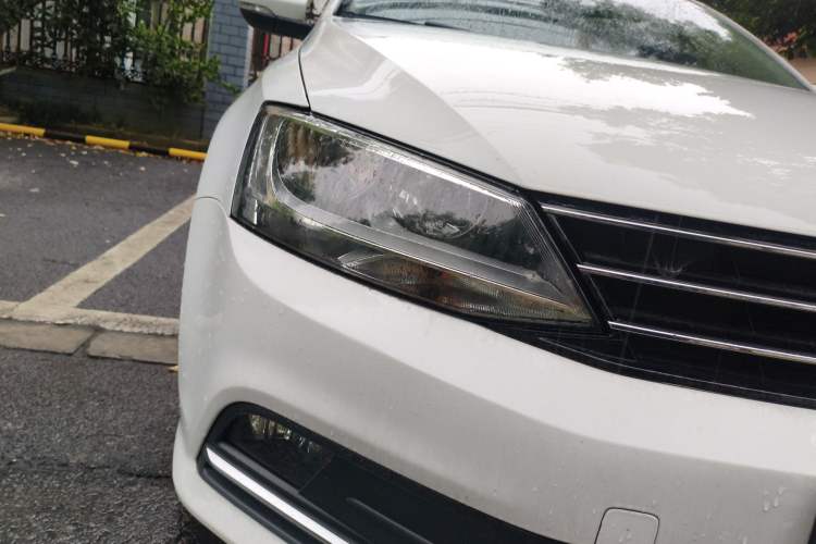 Used Volkswagen Sagitar 2017 180TSI Automatic Luxury Edition Right Front Headlight