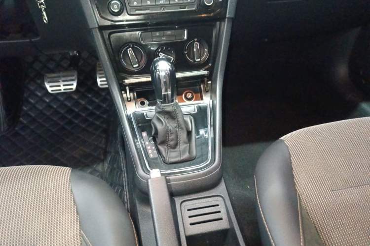 Used Volkswagen C-TREK 2017 230TSI DSG Comfort Version Gear Lever