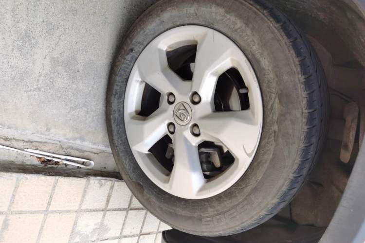 Used Baojun 510 2017 1.5L Automatic Fashion Model Right Front Wheel Hub