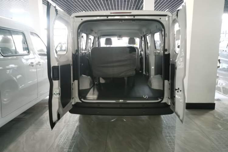 Used Wuling Yangguang 2024 300KM Comfort Version Passenger Van 75kW