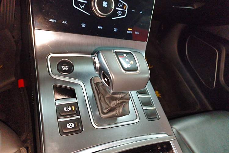 Used Hongqi H5 2022 Classic Model Facelift 1.5T DCT Qiyun Edition Gear Lever