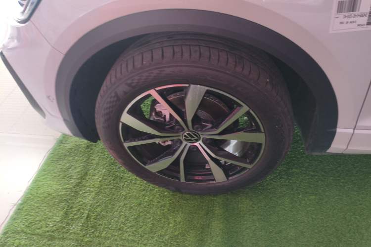 Used Volkswagen T-ROC 2025 Facelift Model 2 300TSI DSG Two-Wheel Drive Chenguang Edition
