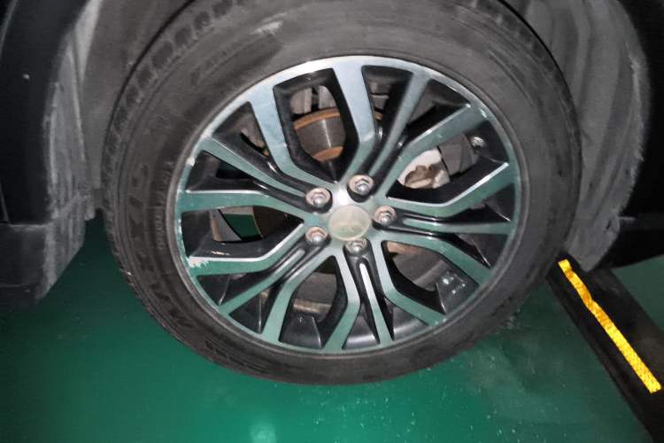 Used Mitsubishi Outlander 2018 2.4L 4x4 Elite Edition 5 Seats Right Front Wheel Hub