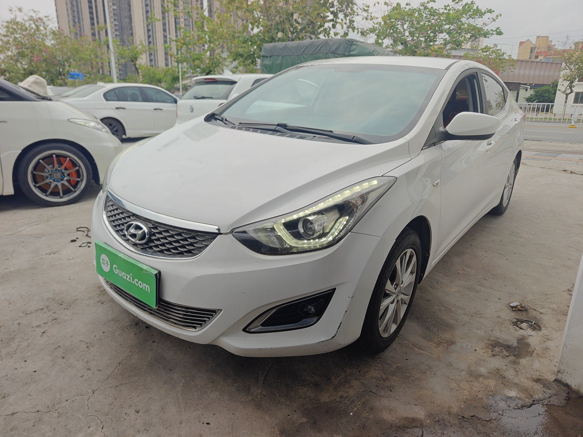 Под передней частью автомобиля