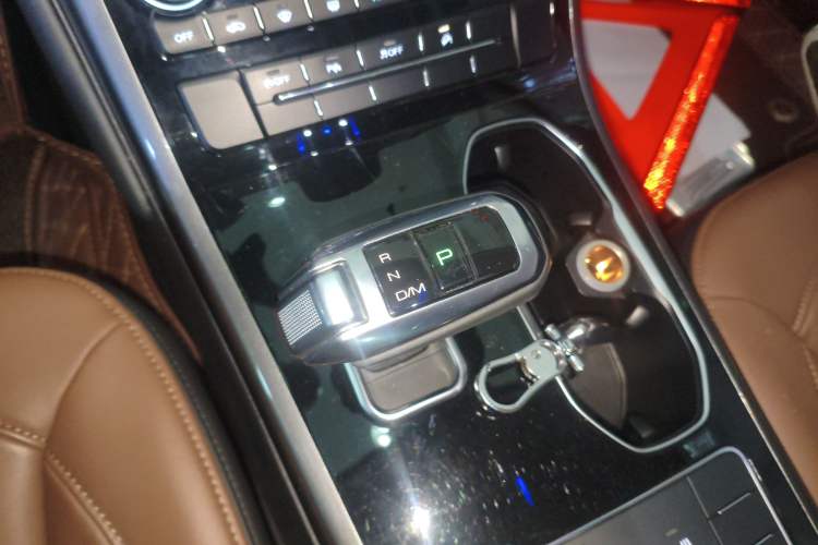 Used Haval H8 2017 2.0T Gasoline Two-Wheel Drive Smart Edition Gear Lever