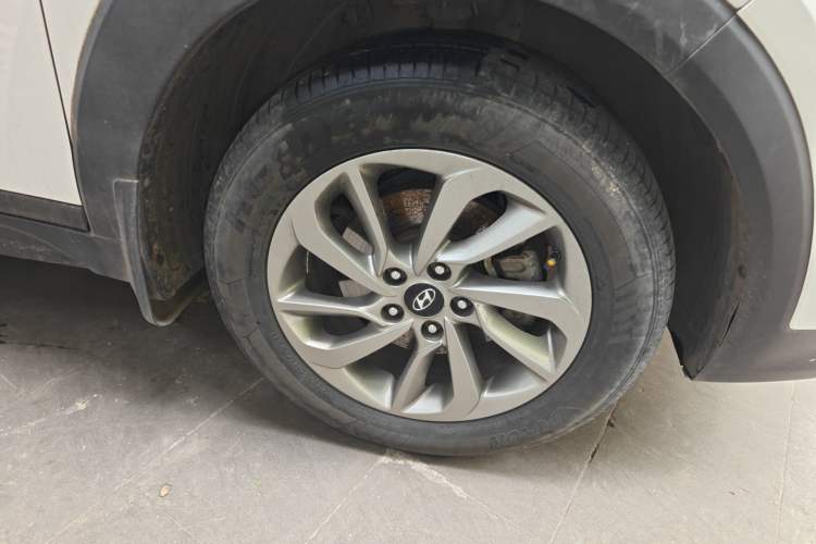 Used Hyundai Tucson 2018 1.6T Dual-Clutch Two-Wheel Drive 15th Anniversary Special Edition Right Front Wheel Hub