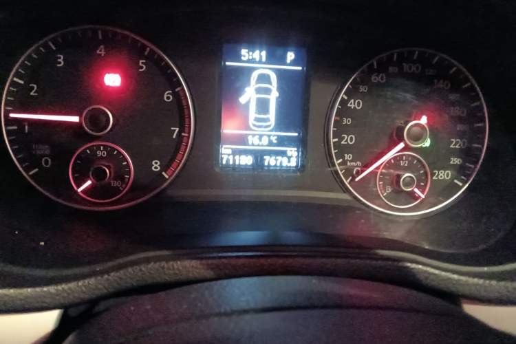 Used Volkswagen Passat 2015 1.8TSI DSG Prestige Edition Odometer Close Up