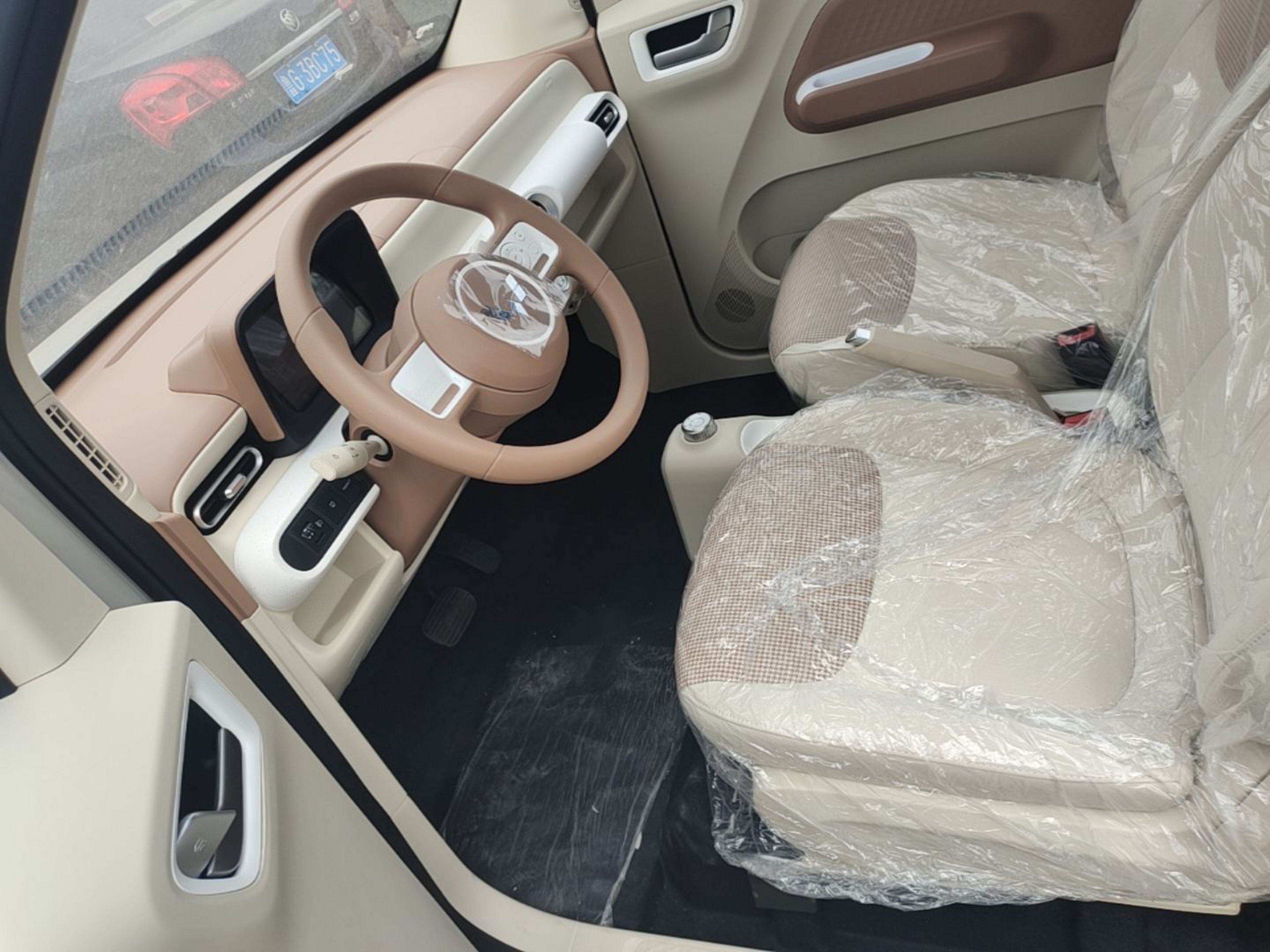 المقاعد الأمامية داخل السيارة